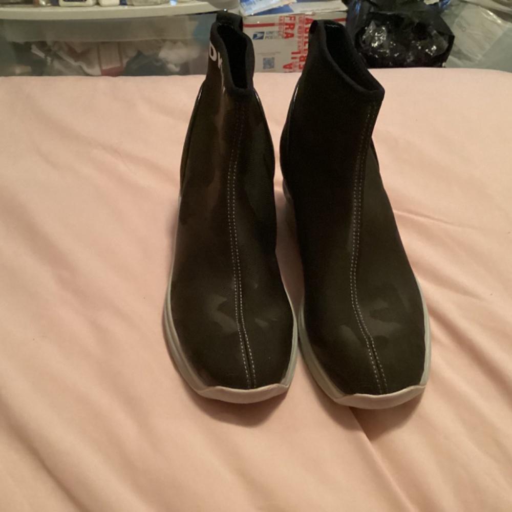 Shoes - Picture 2 of 4